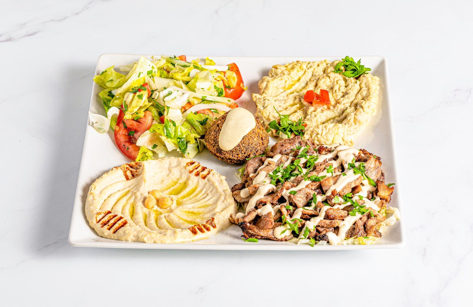 Plato combinado de shawarma de pollo con hummus