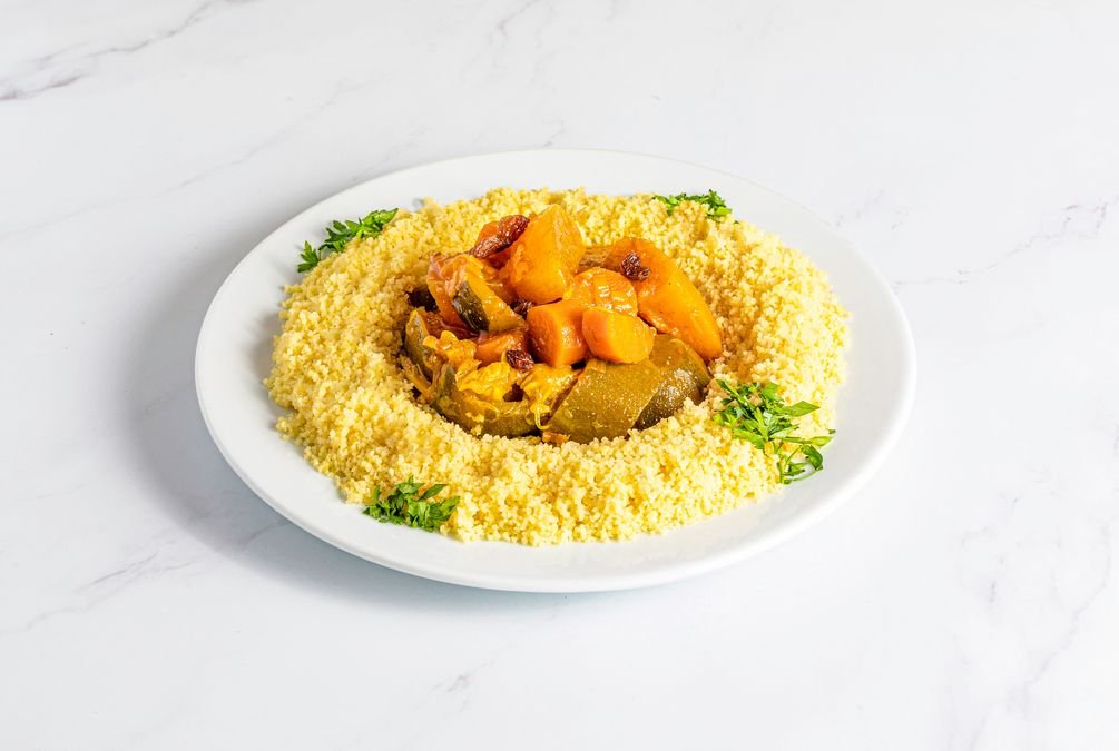 Plato con siglos de historia preparado a base de sémola de trigo y pollo. (halal)